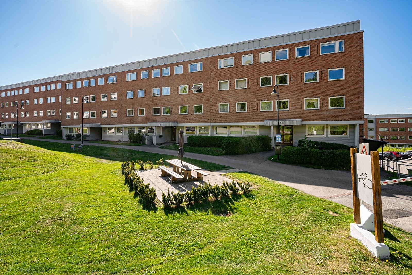 En lys og trivelig 2-roms leilighet i boligblokkens underetasje med enkel trappeadkomst fra inngangsparti. Galleribilde