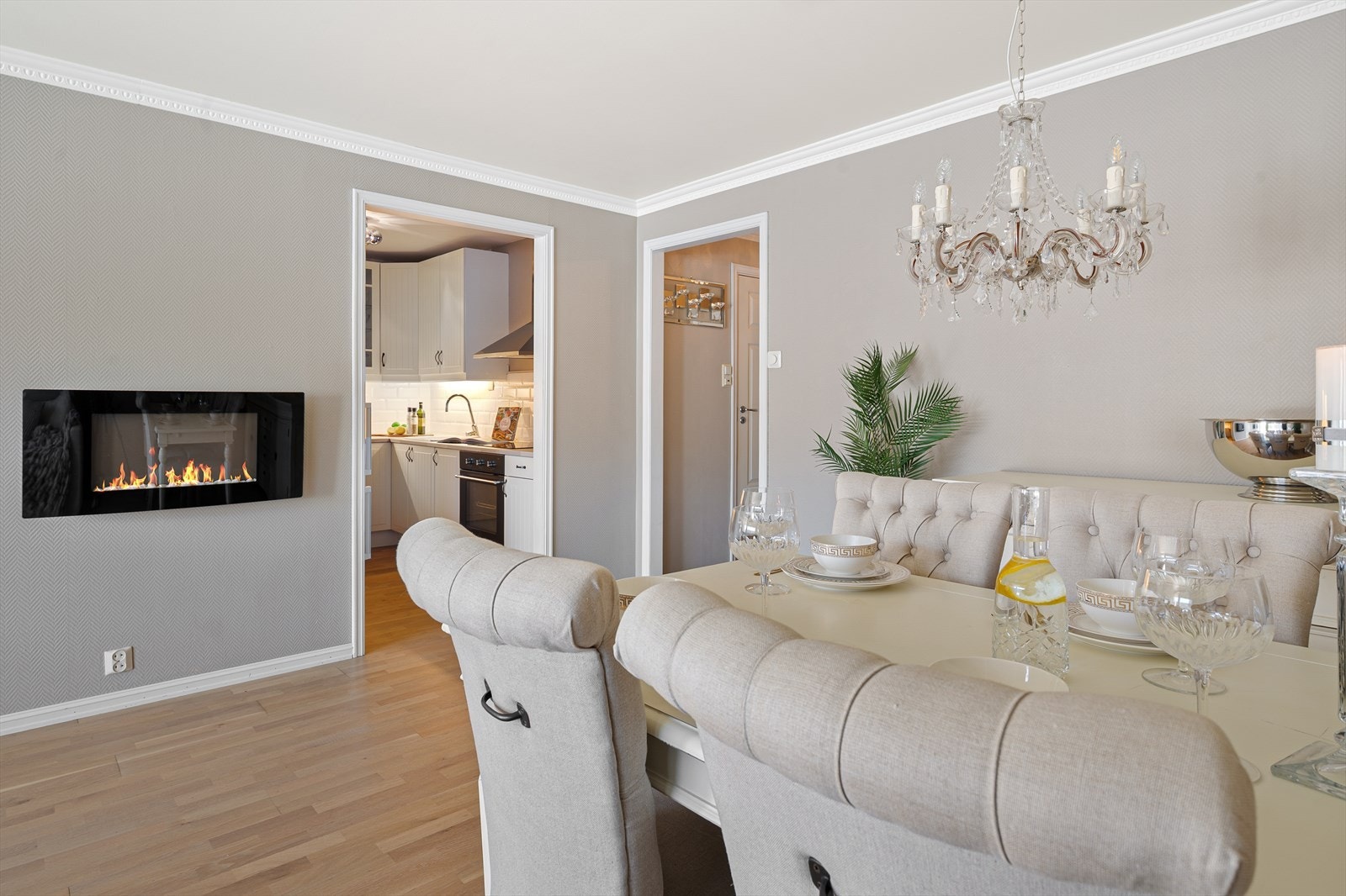 Spisestuen ligger i en naturlig forlengelse av kjøkkenet og har en elektrisk peis som blir et behagelig blikkfang i rommet. Galleribilde