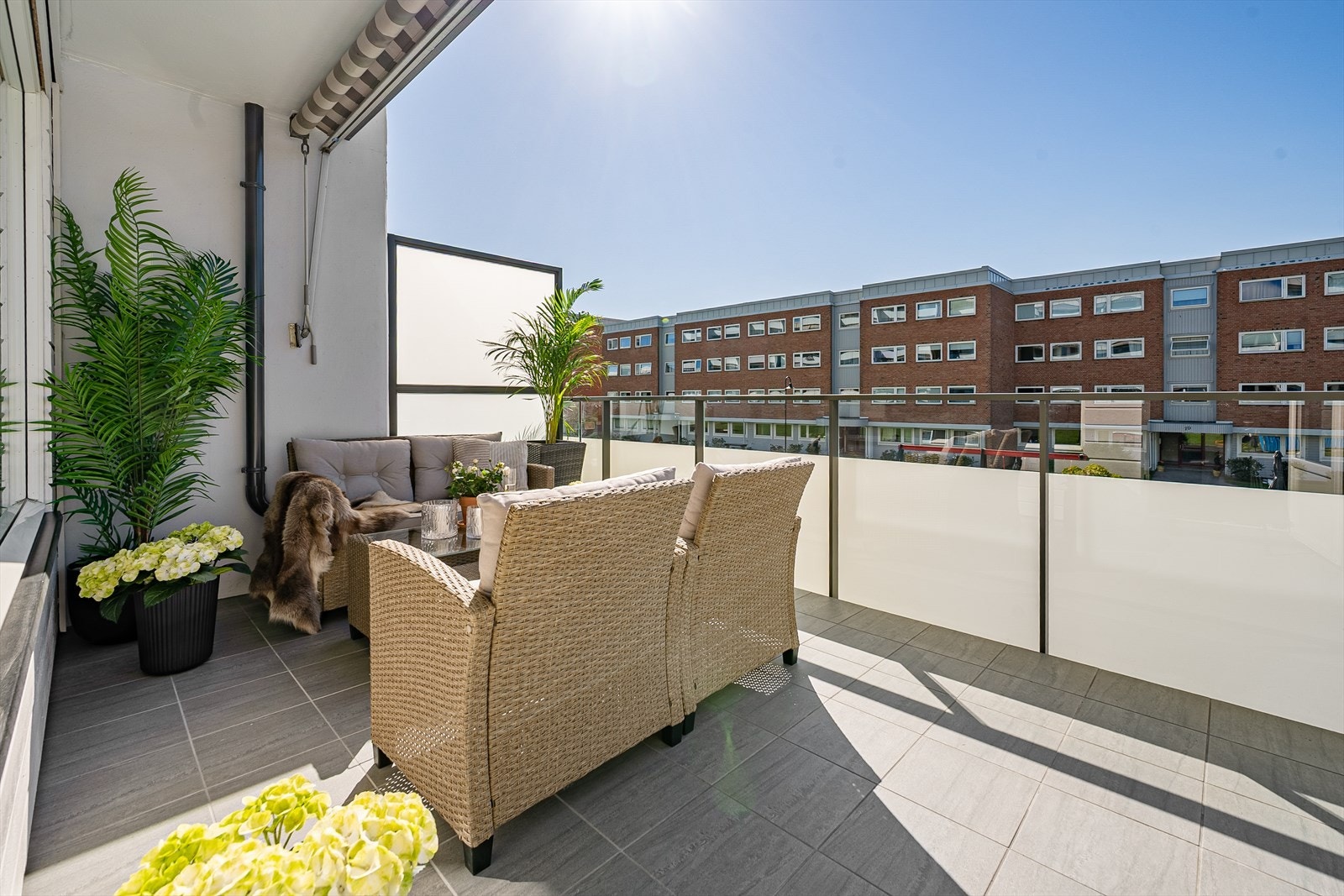 Det er fritt utsyn til borettslagets fellesområder og plenareal mellom blokkene. Galleribilde