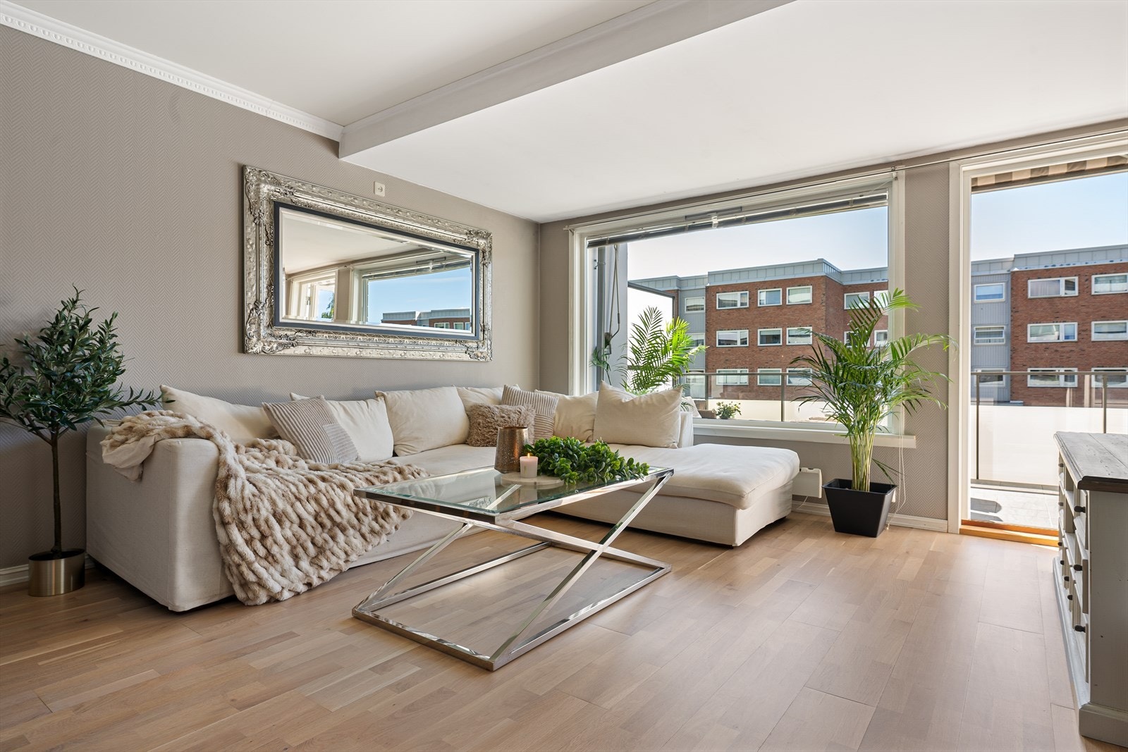 Stuen har gjennomgående lyse og tidsriktige farger og materialvalg. Galleribilde