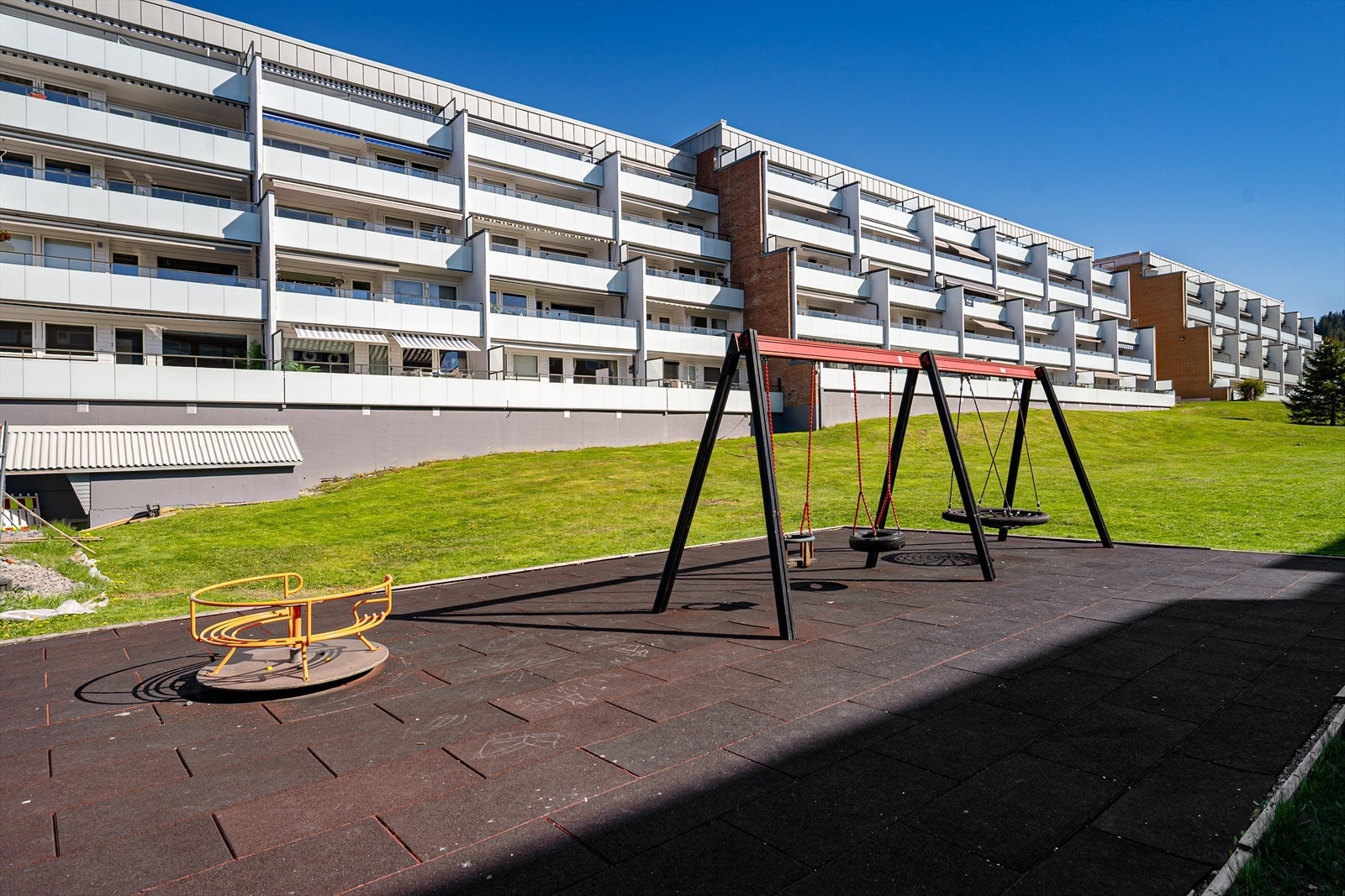 Elgtråkket borettslag har pent opparbeidet fellesareal med lekeplasser for de små og trivelige sittebenker og diverse beplantning på plenareal rundt blokkbebyggelsen. Galleribilde