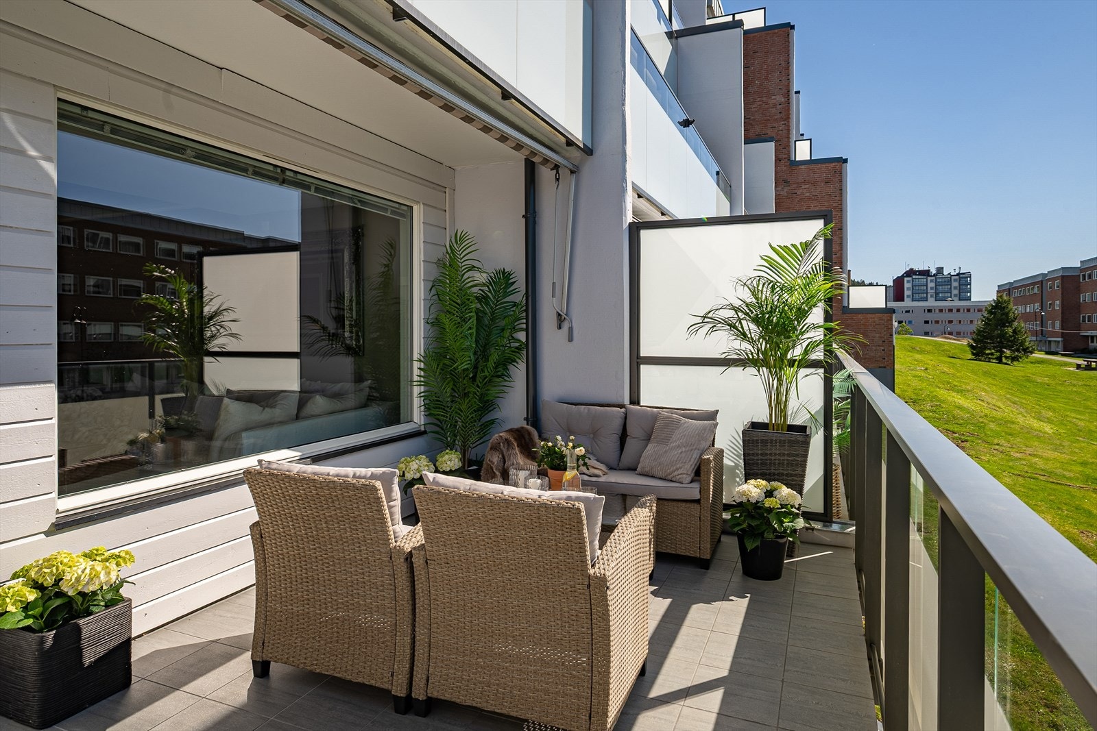 Balkongen er av god størrelse og har plass til flere sittegrupper, grill, solseng ol. Galleribilde