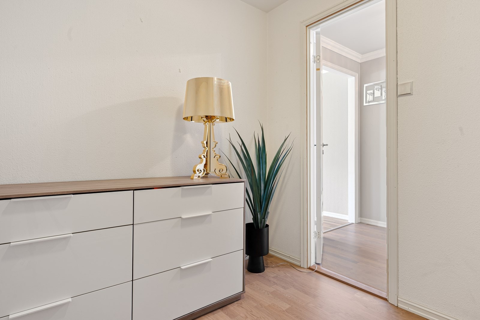 Fra entreen har man adkomst til et innredet rom som kan benyttes som garderobe/walk-in, kontor eller til oppbevaring. Galleribilde