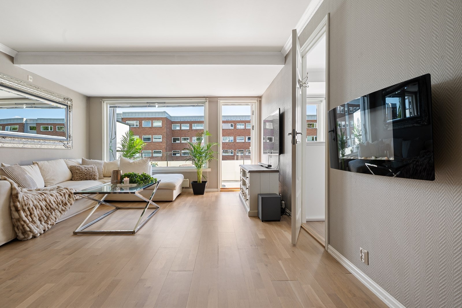 Det er god plass til en stor sofa, gjerne i hjørneløsning langs stuvinduet. Galleribilde