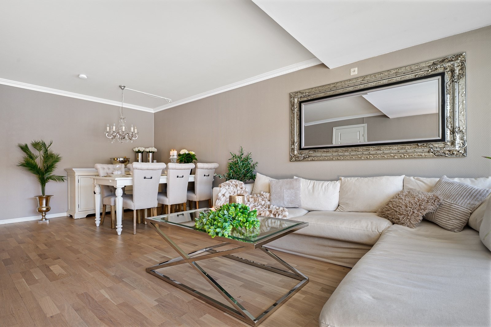 Stuen har god takhøyde og har sjarmerende detaljer som stukkaturdekor langs listverk mot takhimlingen. Galleribilde