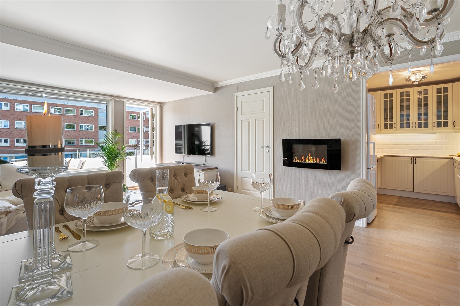 Det er godt med naturlig lysinnslipp i leiligheten fra store vindusflater ut mot balkongen. Galleribilde