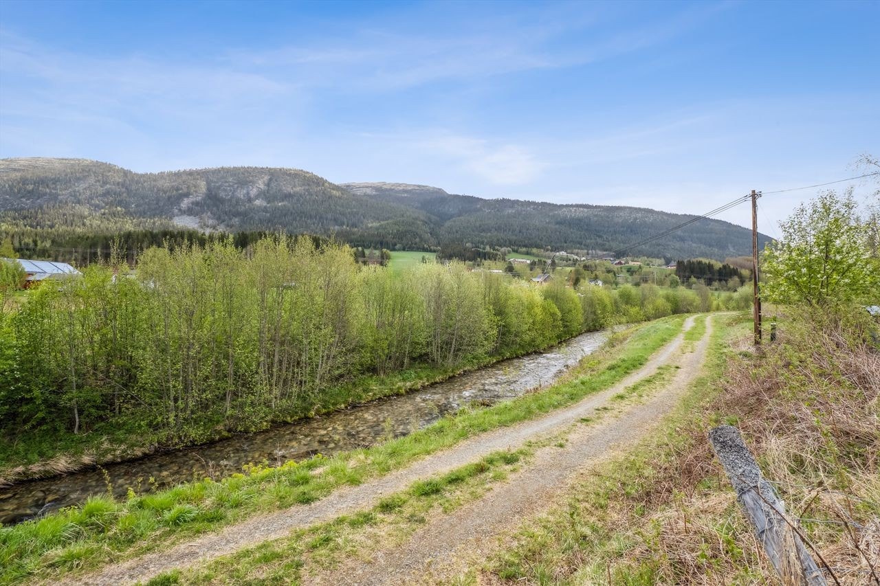 Rett ved eiendommen går det en fin tursti langs Tysla. Her kjøres det skiløyper vinterstid. Galleribilde