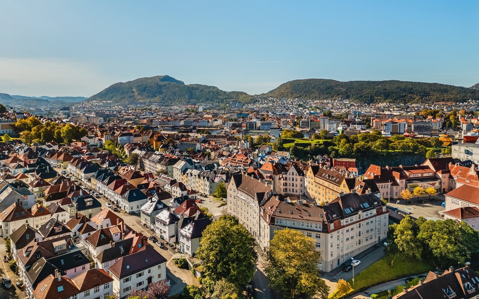 Umiddelbar nærhet til mektige byfjell, Byfjorden og Bergens pulserende folkeliv. Galleribilde