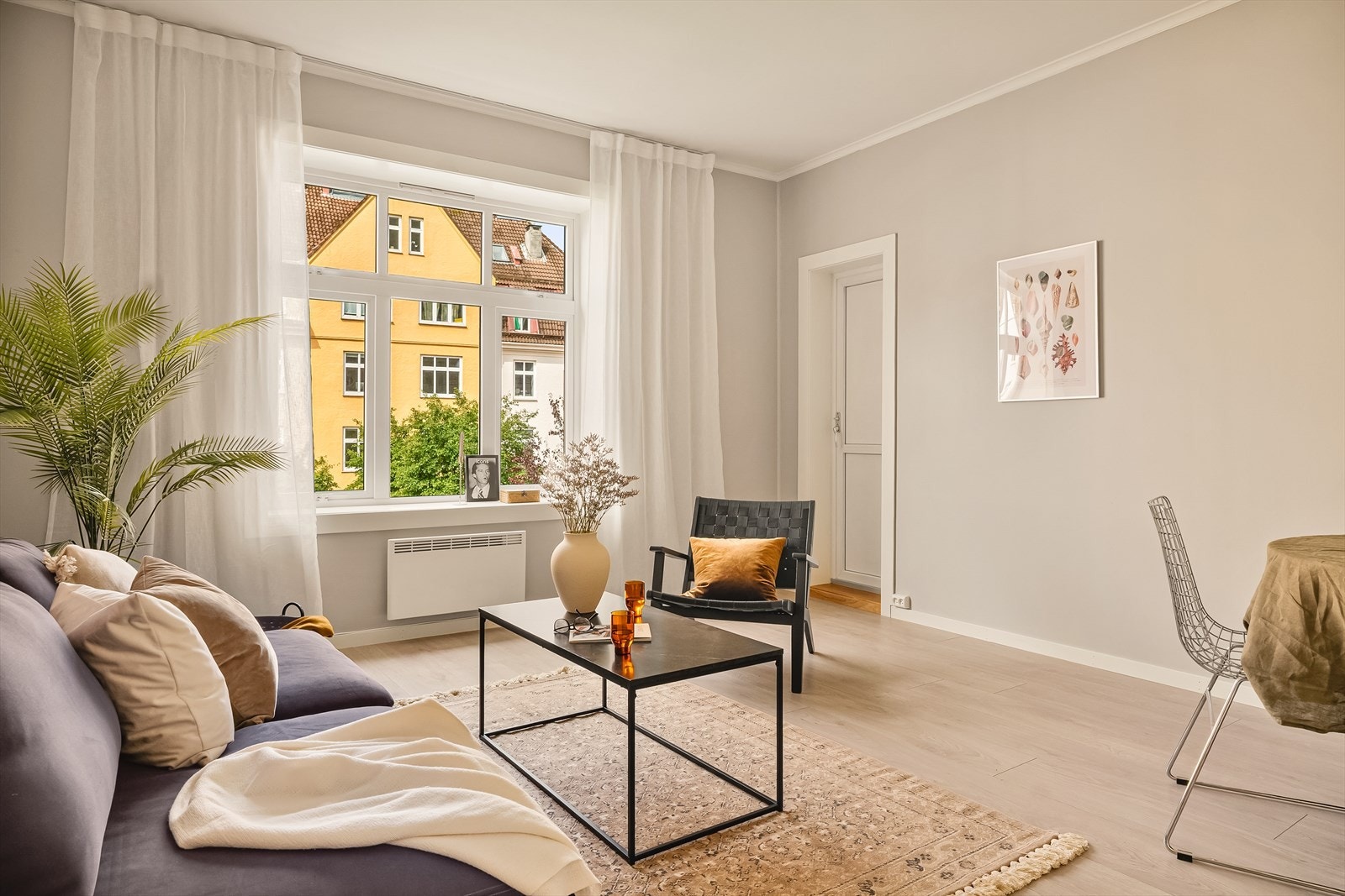 Det gjøres oppmerksom på at døren ut er rømningsvei, og at balkongen ikke tilhører denne leiligheten. Galleribilde
