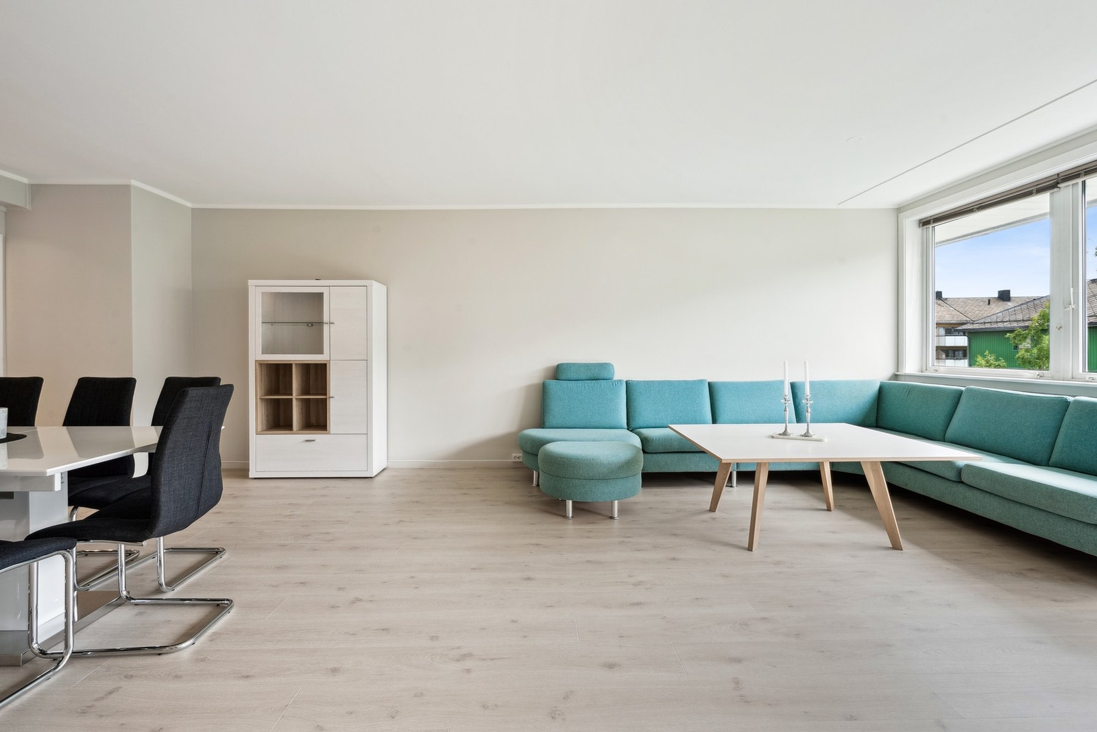 Leiligheten blir varmet opp med vannbåren varme via radiator og elektrisitet. Galleribilde