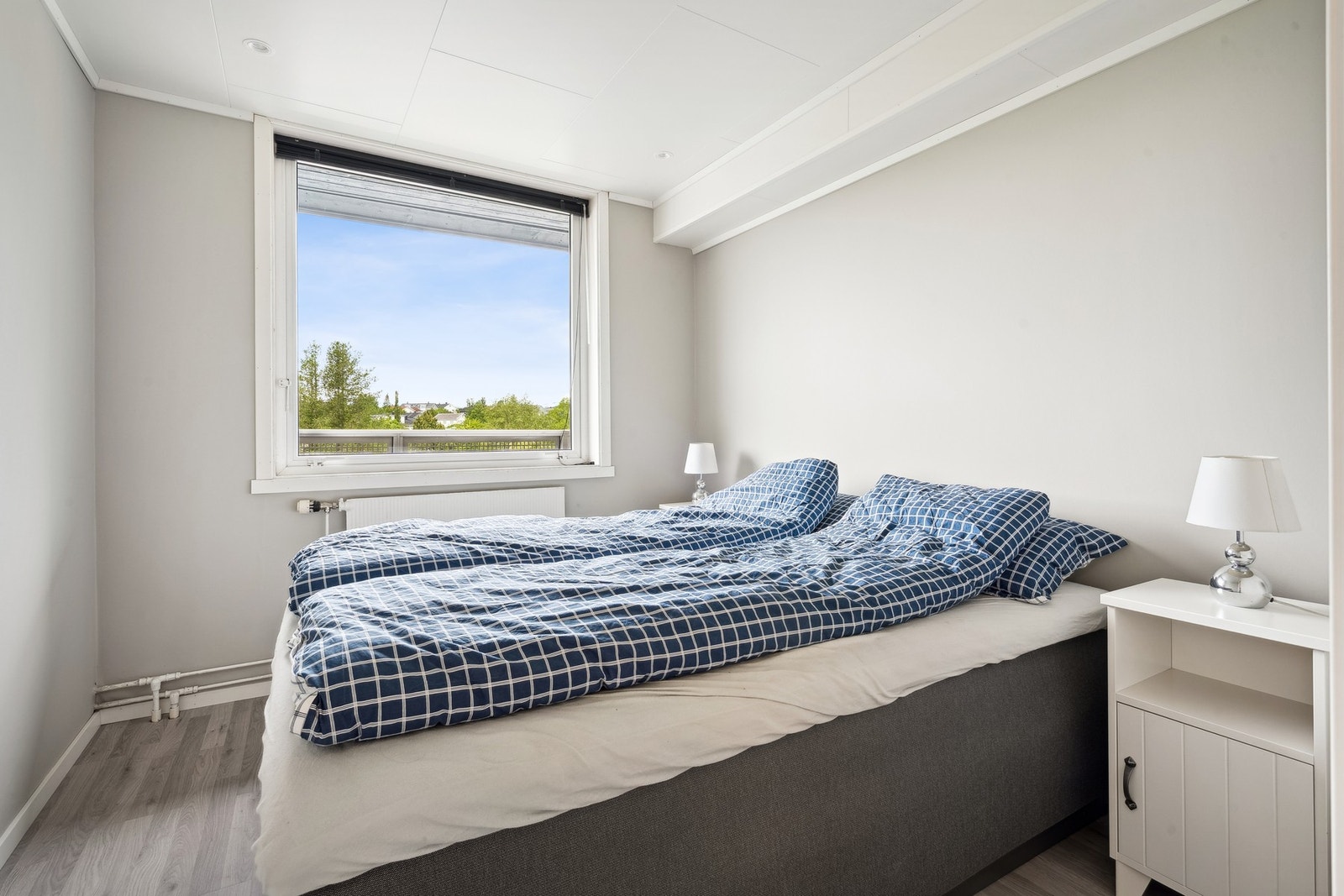 Soverom meg god plass til dobbeltseng og møblementer. Galleribilde