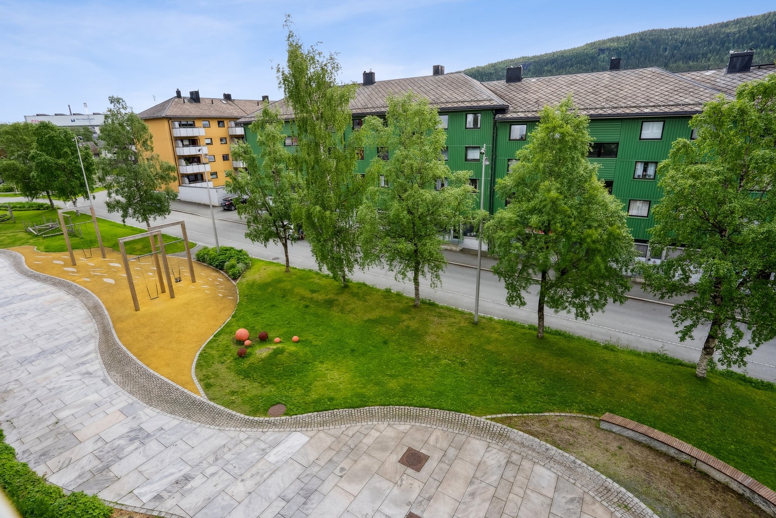 Utenfor bygget er det etablert en trivelig park. Galleribilde