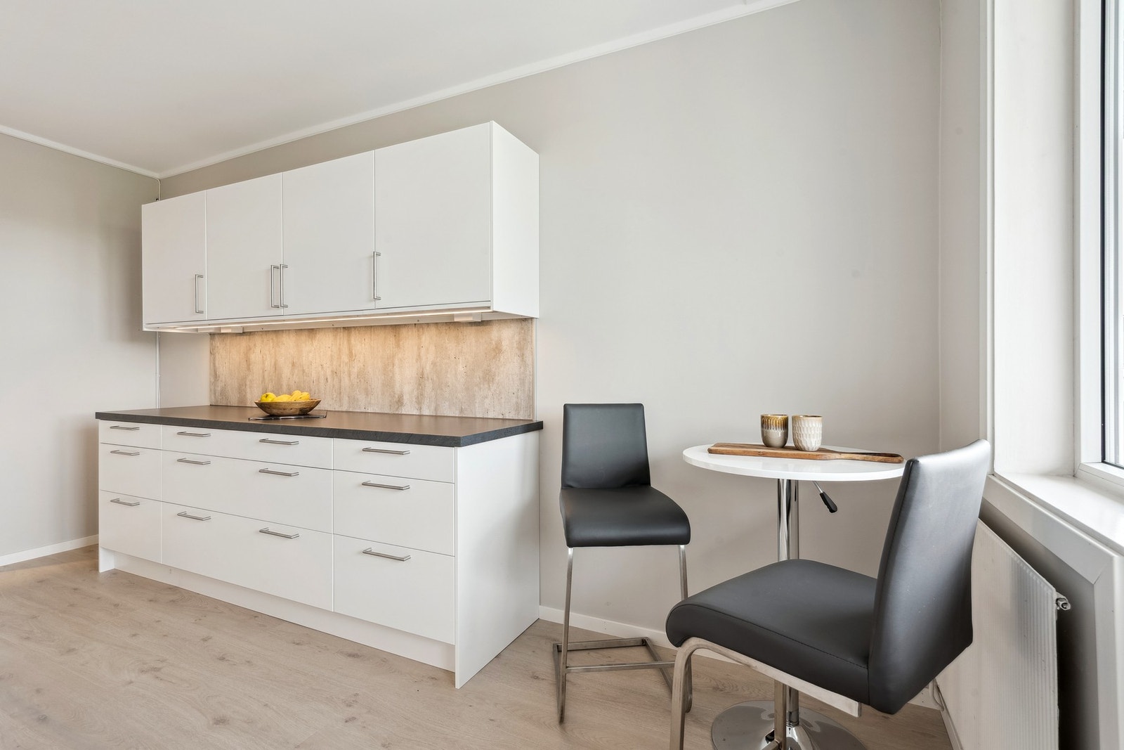 Kjøkkenet byr på store og praktiske arbeidsflater, perfekt for både matlaging og sosiale sammenkomster. Galleribilde
