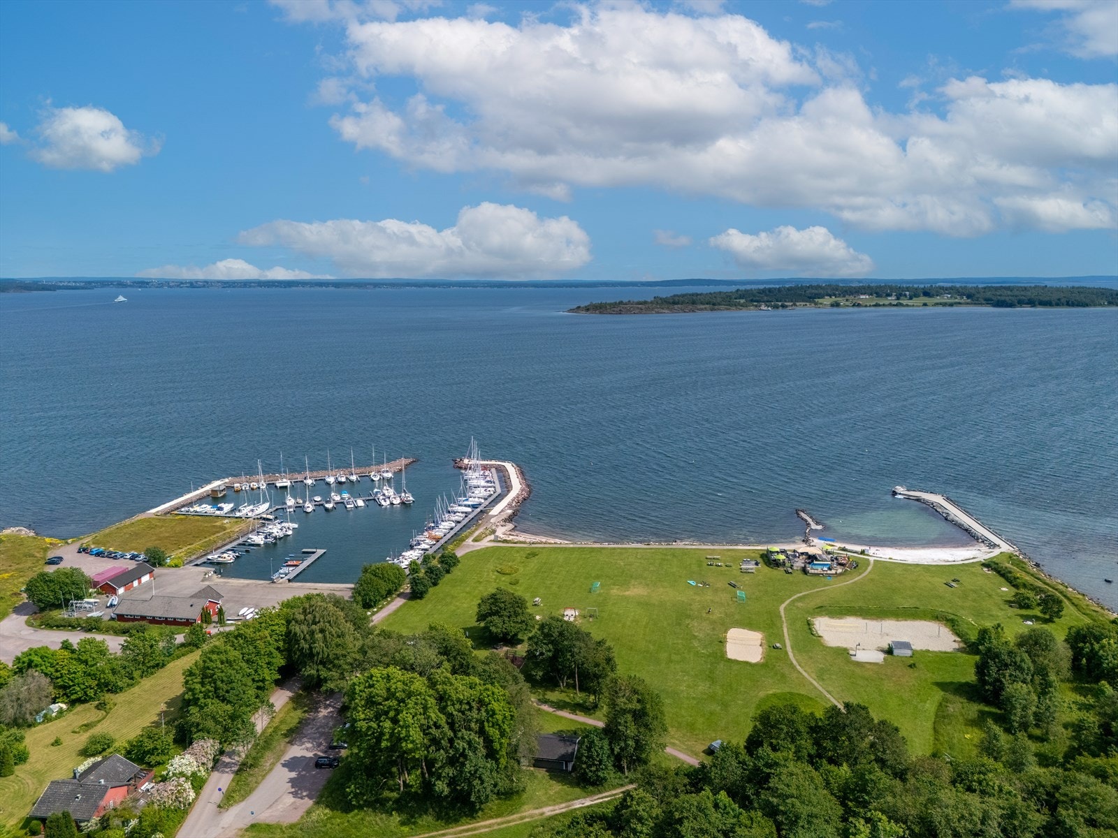 Like bortenfor finner man byens beste badestrand og beachbar med nydelig fellesområde med forskjellige vann- og ballaktiviteter. Galleribilde