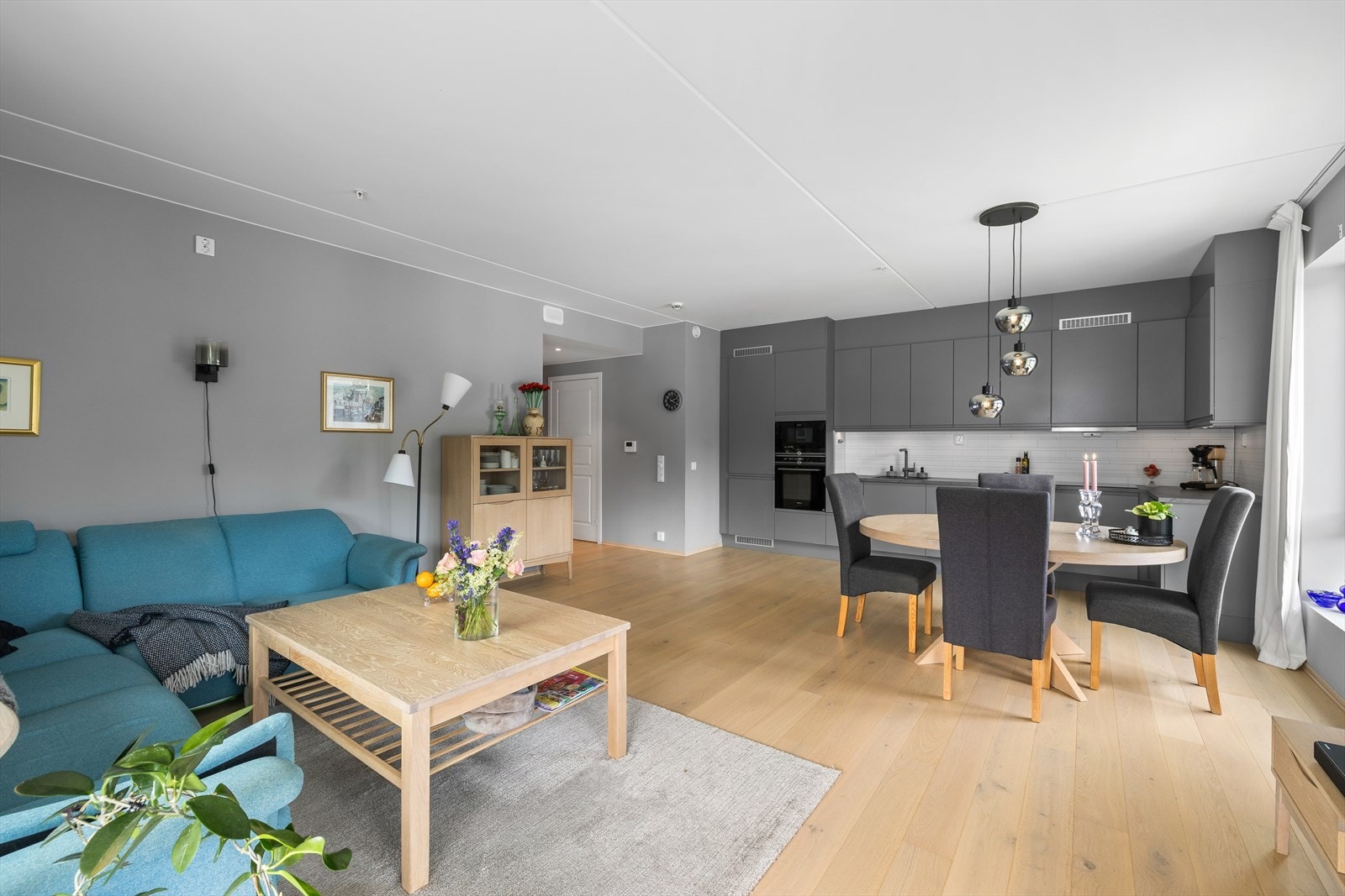 Stuen har blant annet god plass til sofakrok med tilhørende møblement. Galleribilde