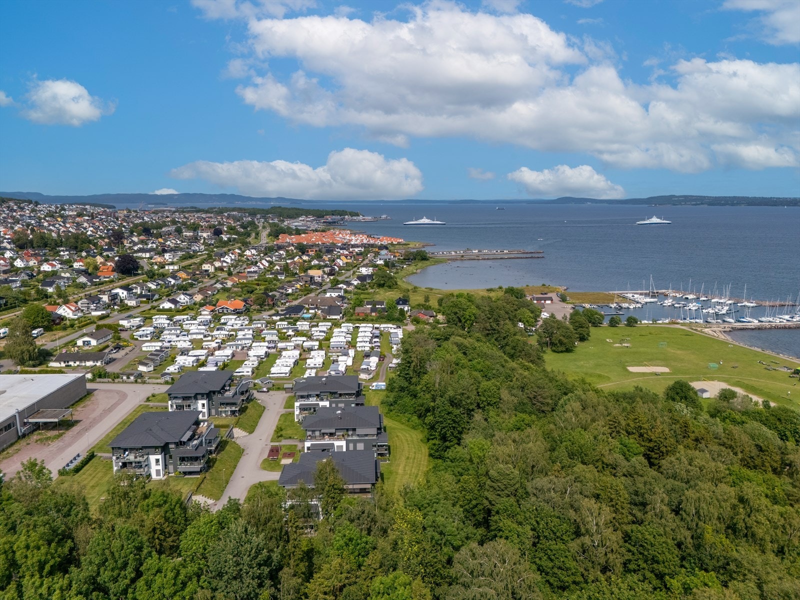 Gangavstand til barneskole og ca 10. minutters sykkelvei til ungdomsskole. Det er noen minutters kjøring med bil til Horten sentrum, Borre golfbane og Skoppum togstasjon. Det er ca 20 minutter til Tønsberg og 35 minutter til Torp flyplass. Galleribilde