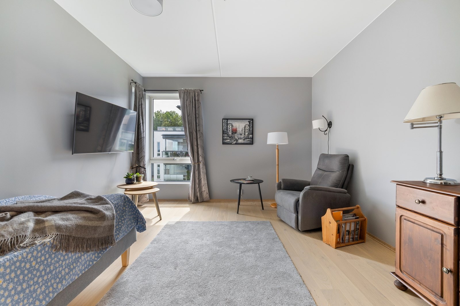 Videre er det to gode soverom med plass til seng og ulike oppbevaringsmøblement. Galleribilde