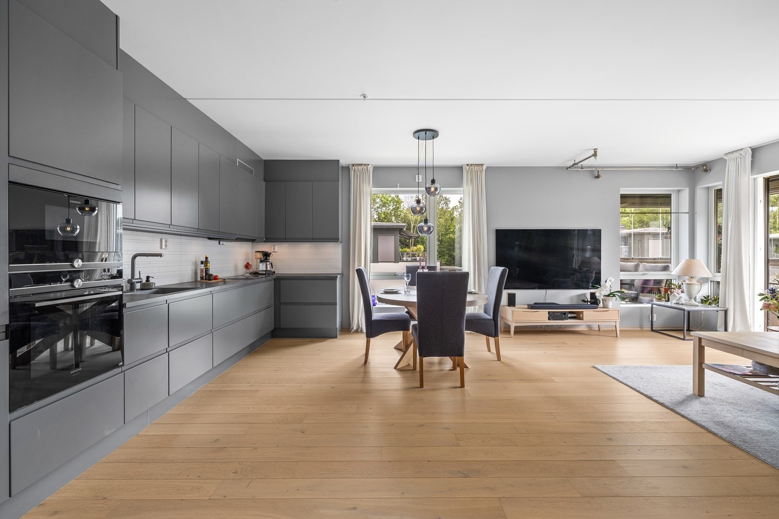 Stue og kjøkken ligger i en åpen, lys og luftig løsning. Galleribilde