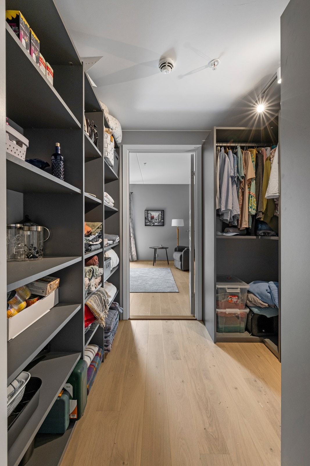 For å komme til det ene soverommet går man igjennom en walk-in garderobe/bod med gode lagringsmuligheter. Galleribilde