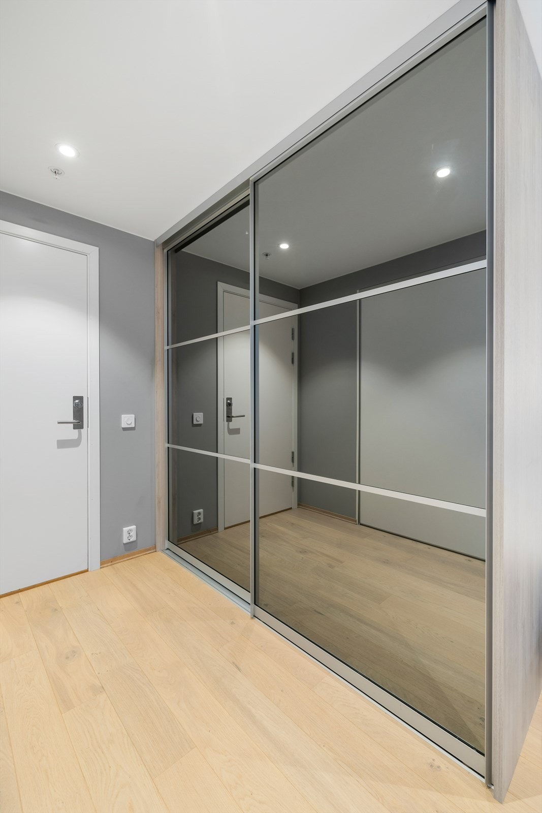 Skyvedørsgarderoben gir rikelig med gode oppbevaringsmuligheter. Galleribilde