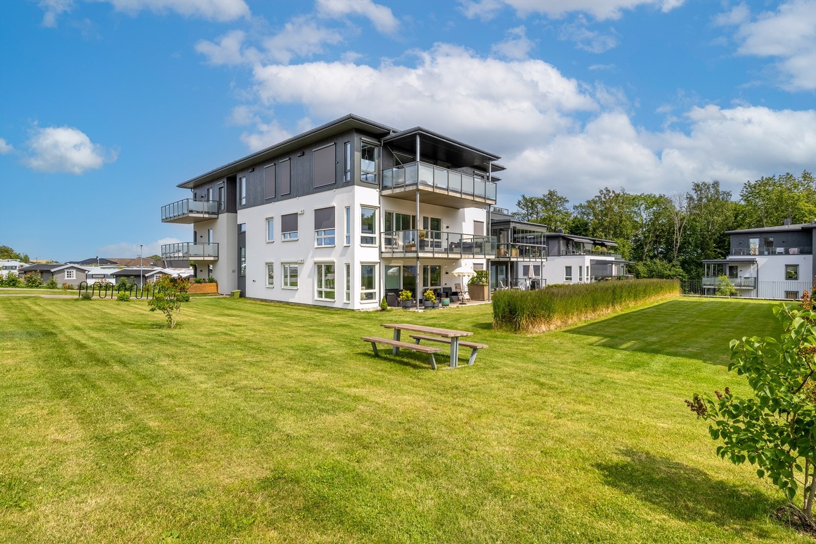 Det pent opparbeidede fellesarealet innbyr til sosiale sammenkomster for alle beboerne. Galleribilde