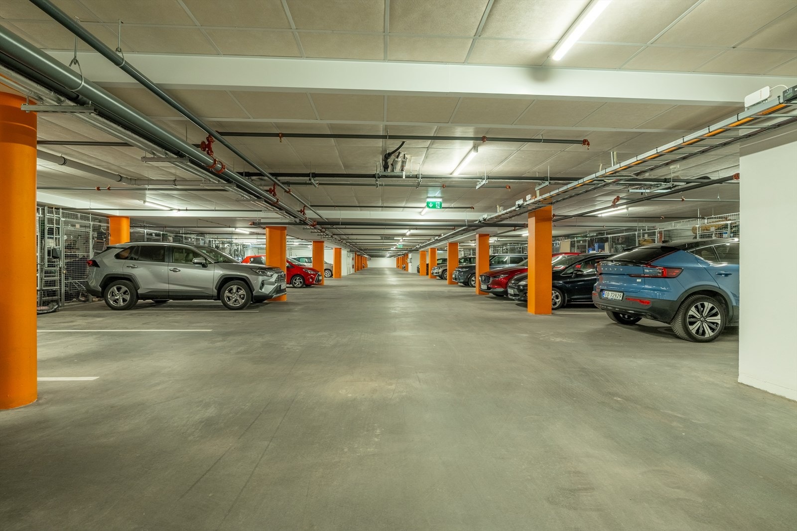 Det medfølger en garasjeplass med tilhørende bod, og kostnad er inkludert i felleskostnader. Galleribilde