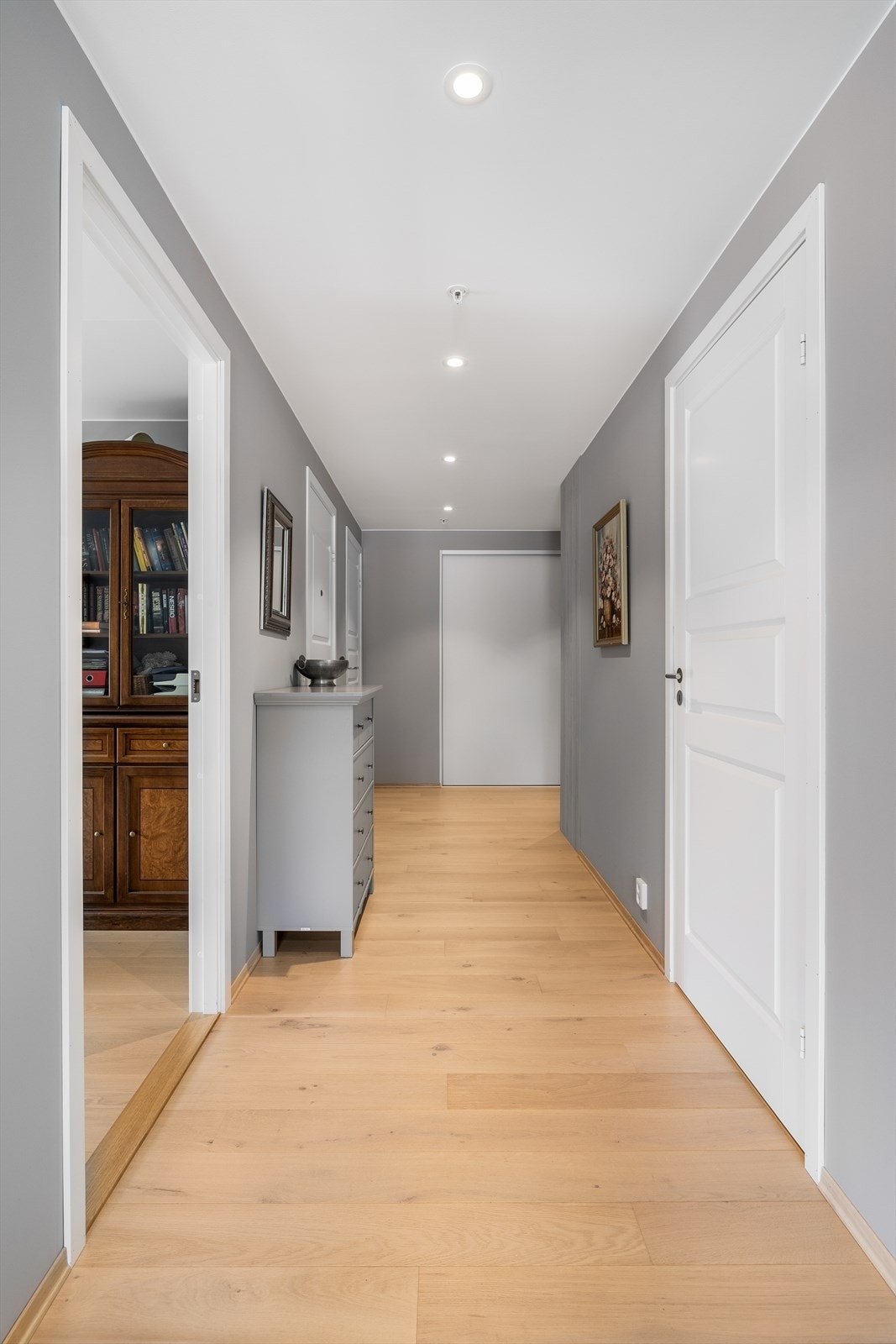 En romslig entre/hall med stor skyvedørsgarderobe ønsker velkommen inn. Galleribilde