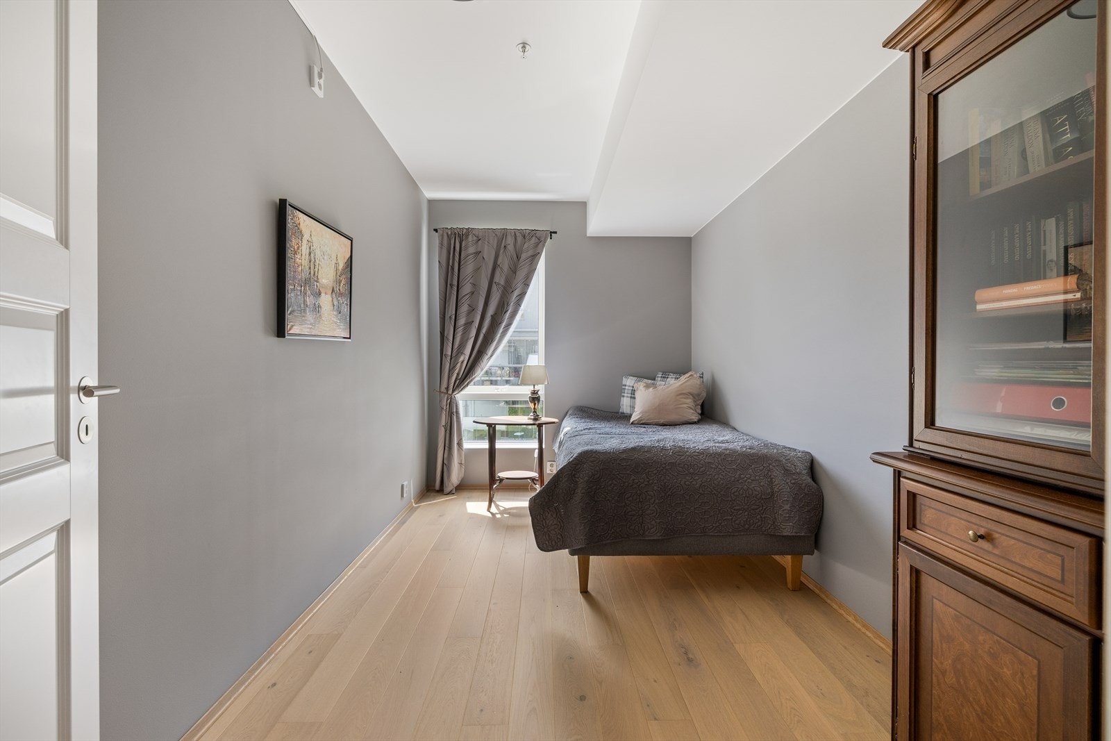 Soverom nr. to er et ypperlig gjesterom eller kontor - alt etter egne ønsker og behov! Galleribilde