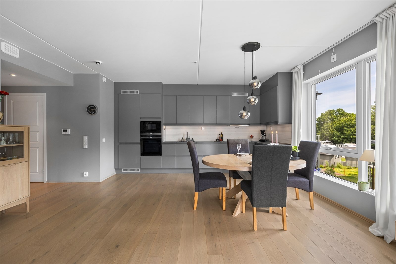 Leiligheten ble ferdigstilt i 2022, og fremstår som en stilren og moderne leilighet med påkostet og tiltalende farge - og materialvalg. Galleribilde