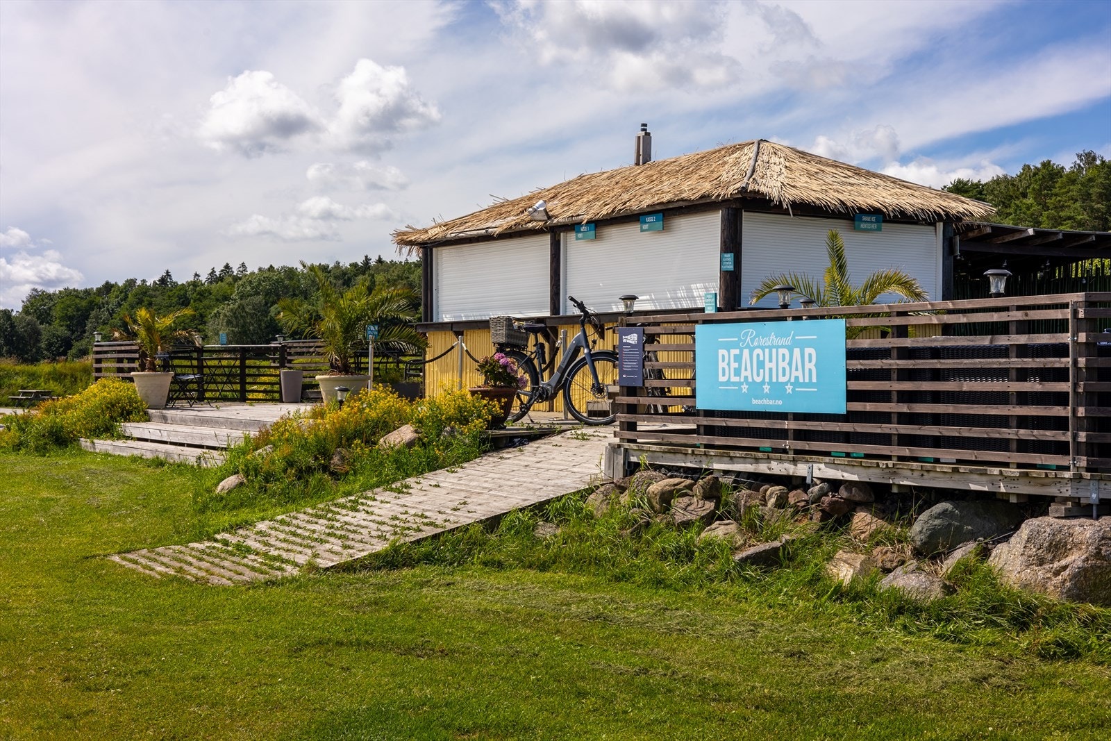 Like bortenfor leiligheten finner man byens beste badestrand og beachbar med nydelig fellesområde med forskjellige vann- og ballaktiviteter. Galleribilde