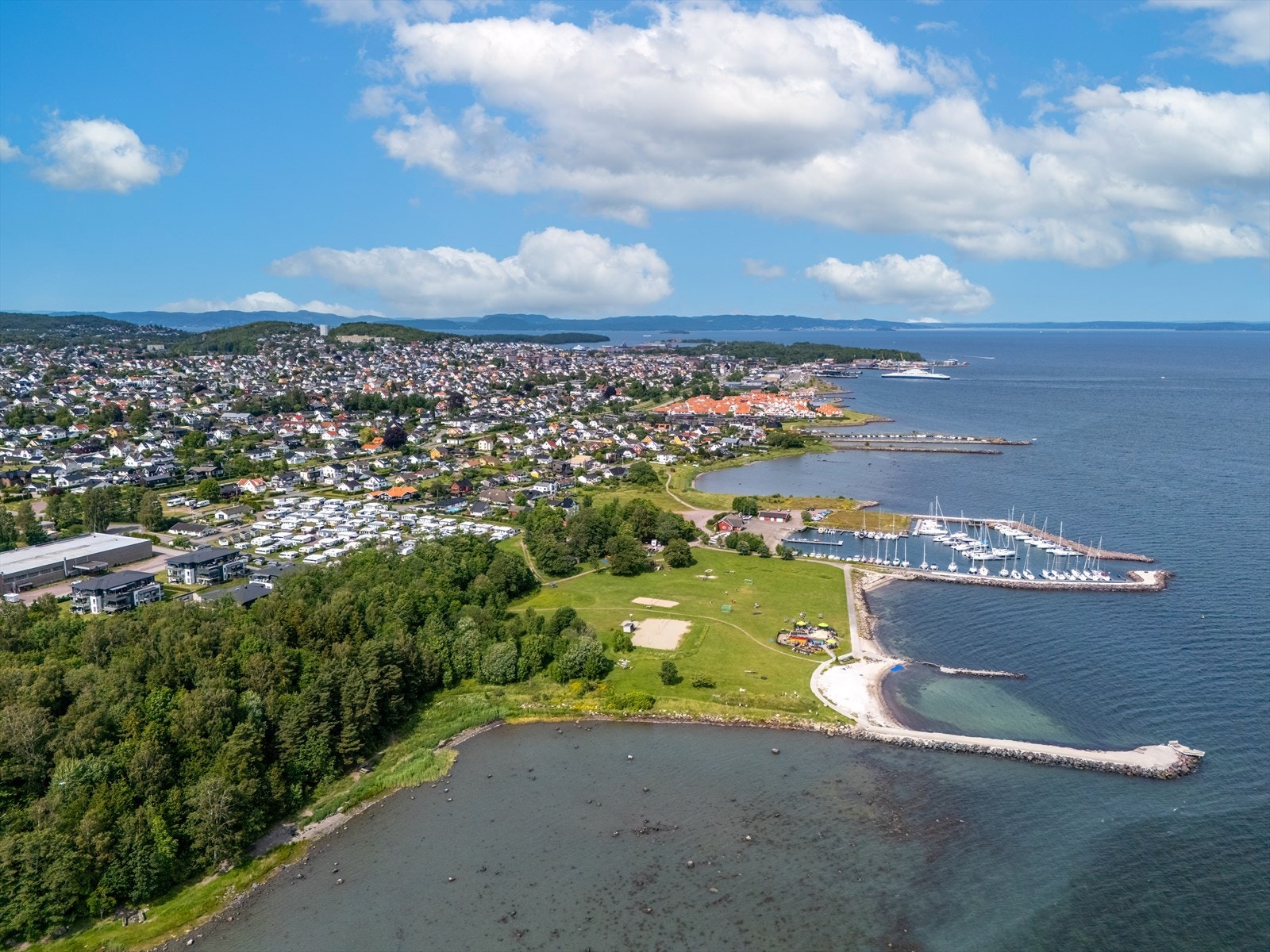Rett på nedsiden av boligen finner du den flotte kyststien som går langs fjorden til Åsgårdstrand og sentrum av Horten. Galleribilde