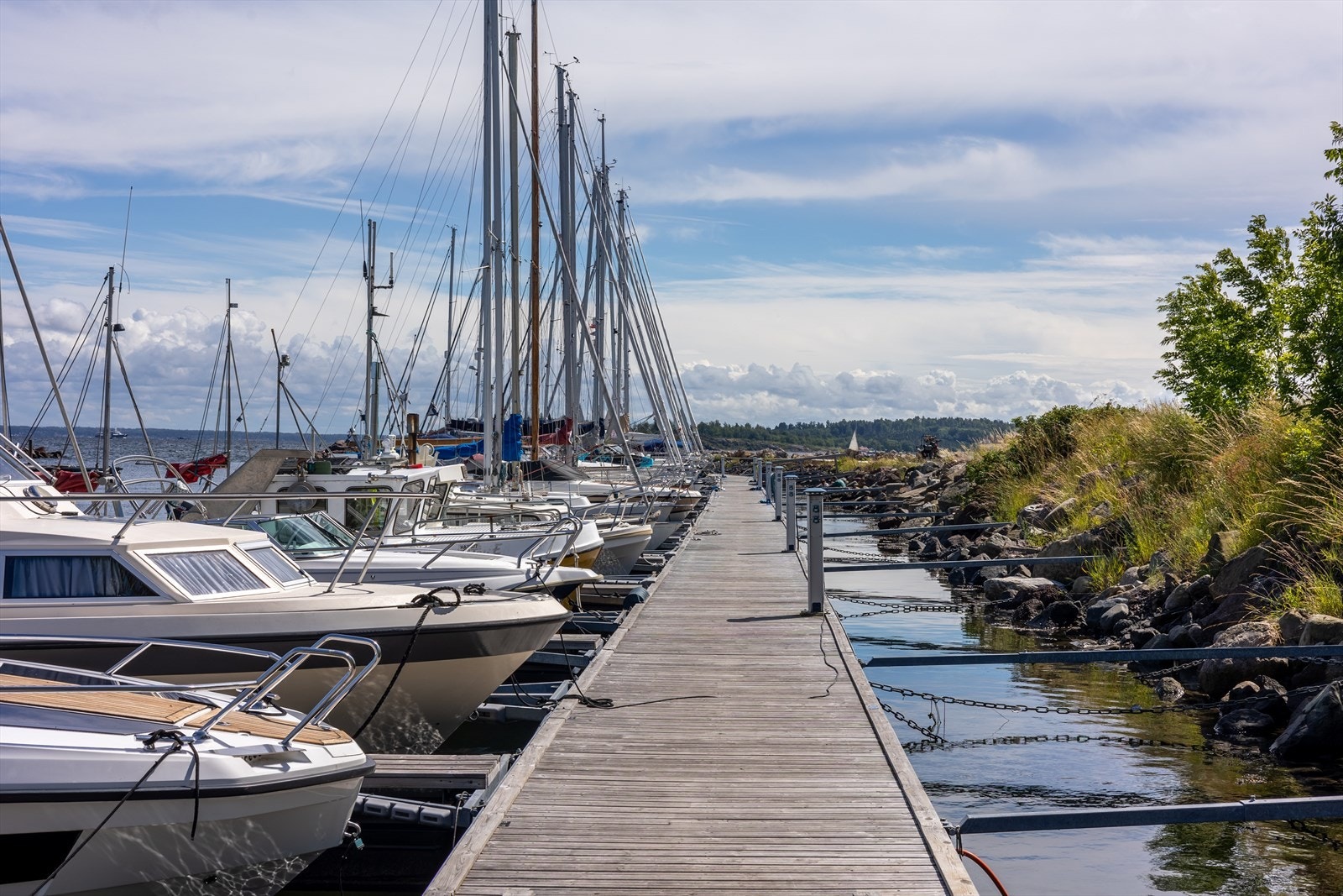 Leiligheten er beliggende i et særs attraktivt og etterspurt område med få skritt til strand, småbåthavn og nydelig turmuligheter. Galleribilde