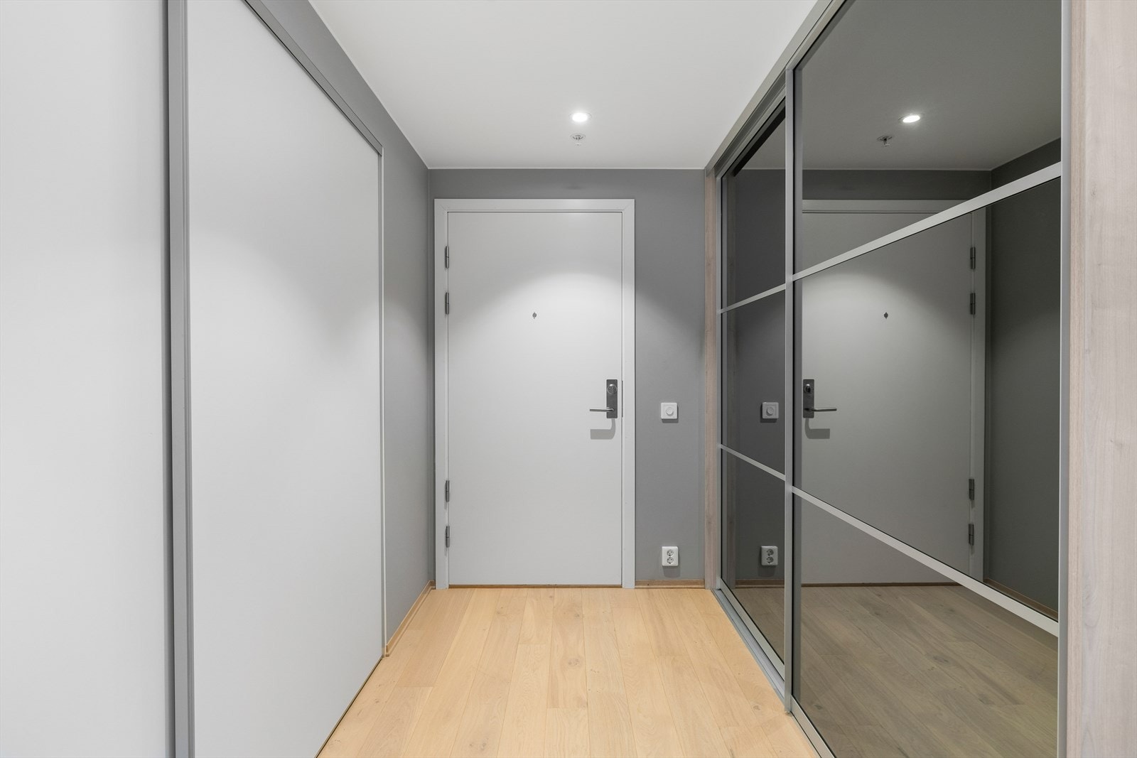 Her er det også downlights i himling som bidrar til gode lysforhold. Galleribilde