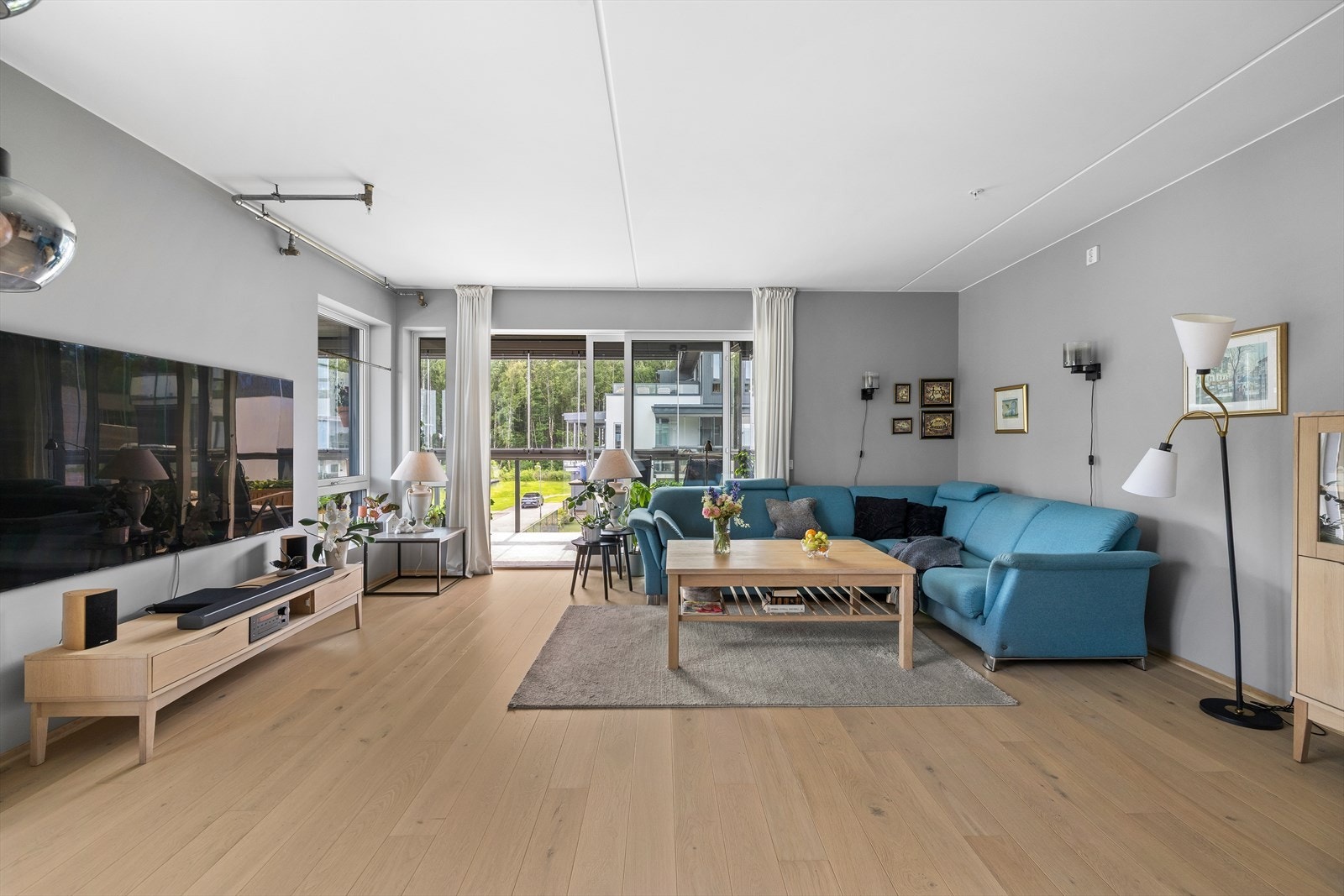 Gjennomgående for leiligheten er lyse og tidløse overflater fra gulv til tak. Galleribilde