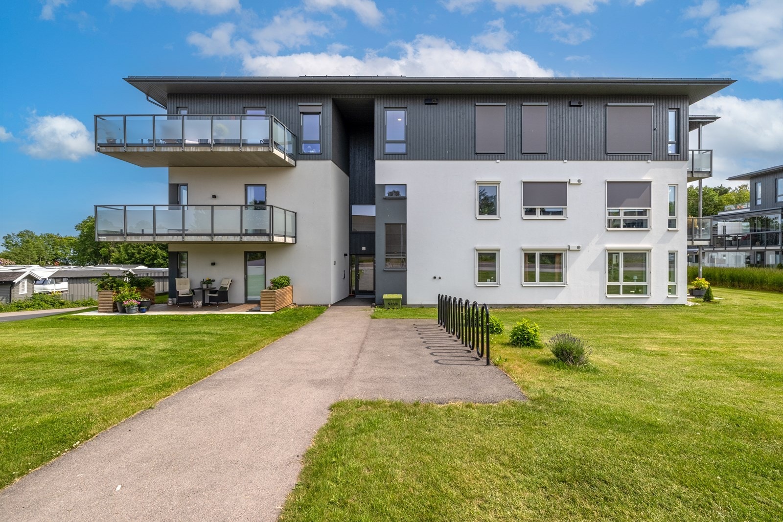 Rørestrand Park Borettslag har en pent opparbeidet tomt med store plenlagte arealer, asfalterte gangstier og adkomstveier. Galleribilde