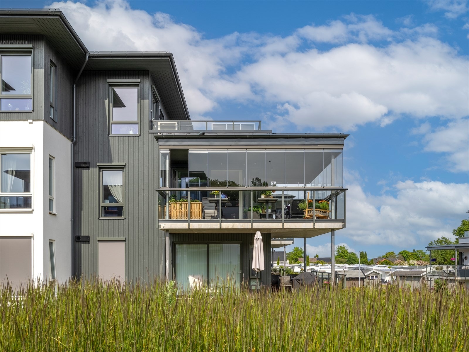 Den solrike balkongen har svært gode solforhold fra morgen til kveld. Galleribilde