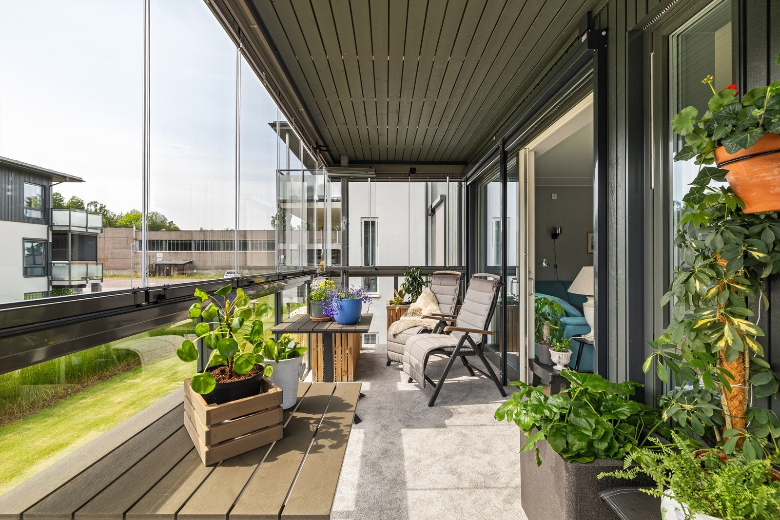 Balkongen er nylig innglasset og har god plass til ønskelig utemøblement og hyggelig beplantning. Galleribilde