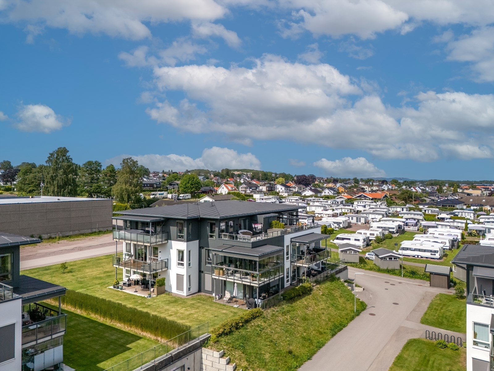 Det er få minutters gange bort til Strandparken med barnehage, sandstrand og Linden Park med Rema 1000, Elkjøp, Europris, dyrebutikk, frisør, apotek, EVO treningssenter, tannlege og legesenter. Galleribilde