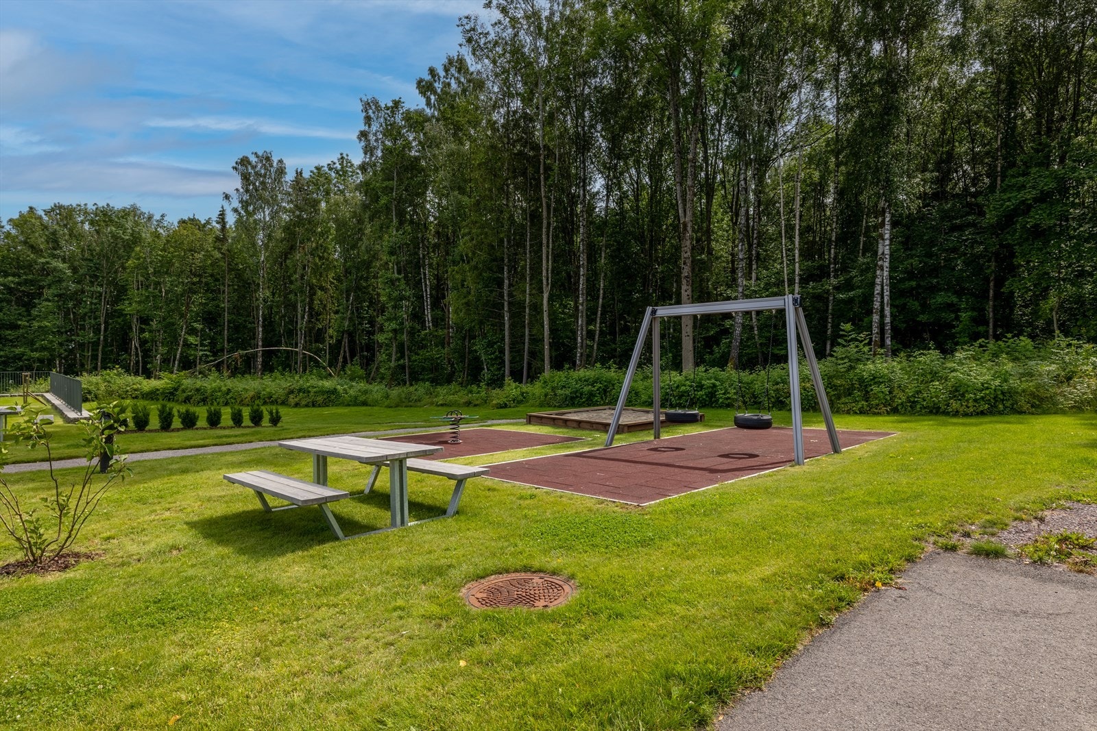 Det er lekeplass og felles garasjeanlegg. Denne leiligheten har i tillegg solrike balkonger med sol fra morgen til kveld. Galleribilde