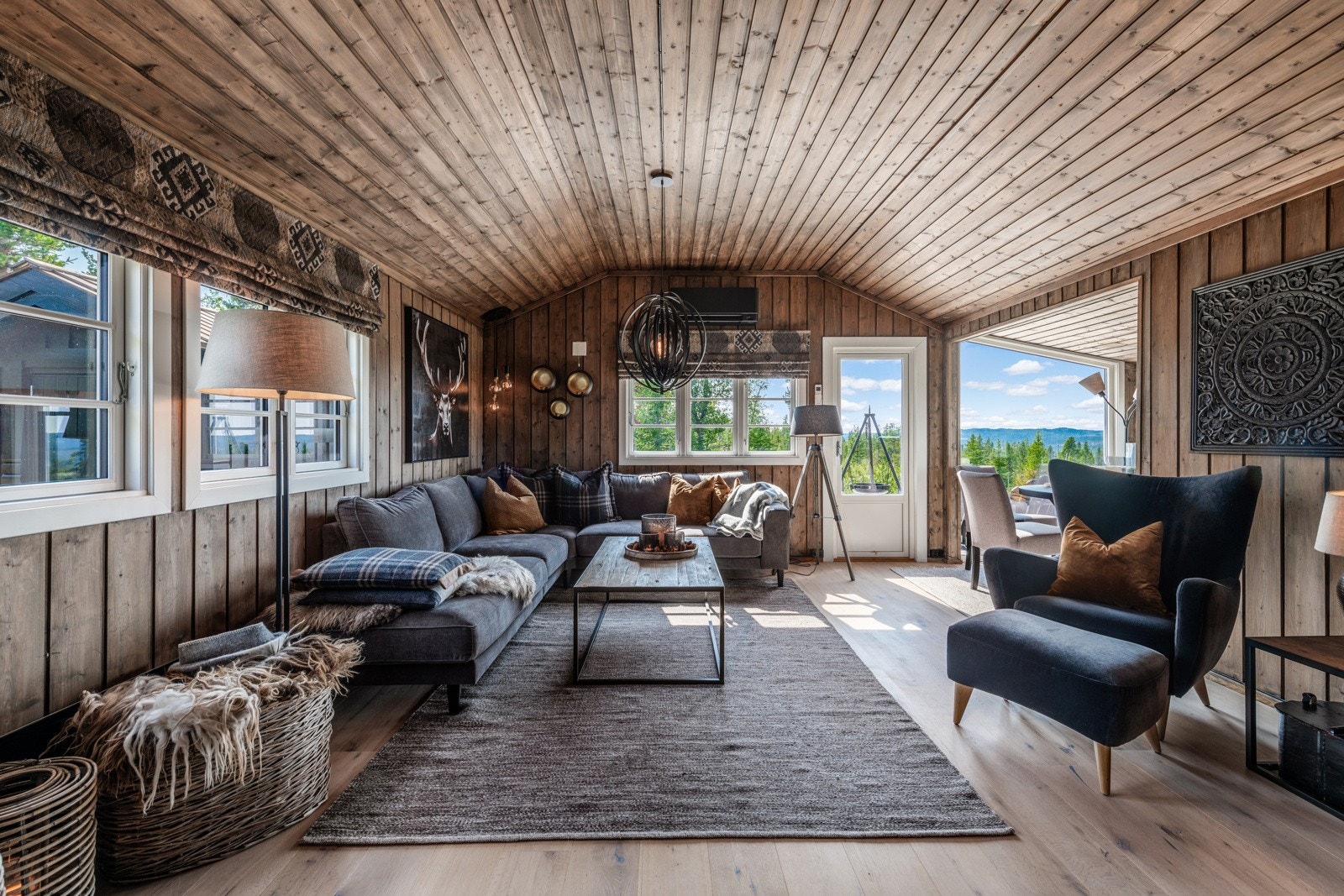 Stor og koselig stue beiset i en behagelig farge Galleribilde