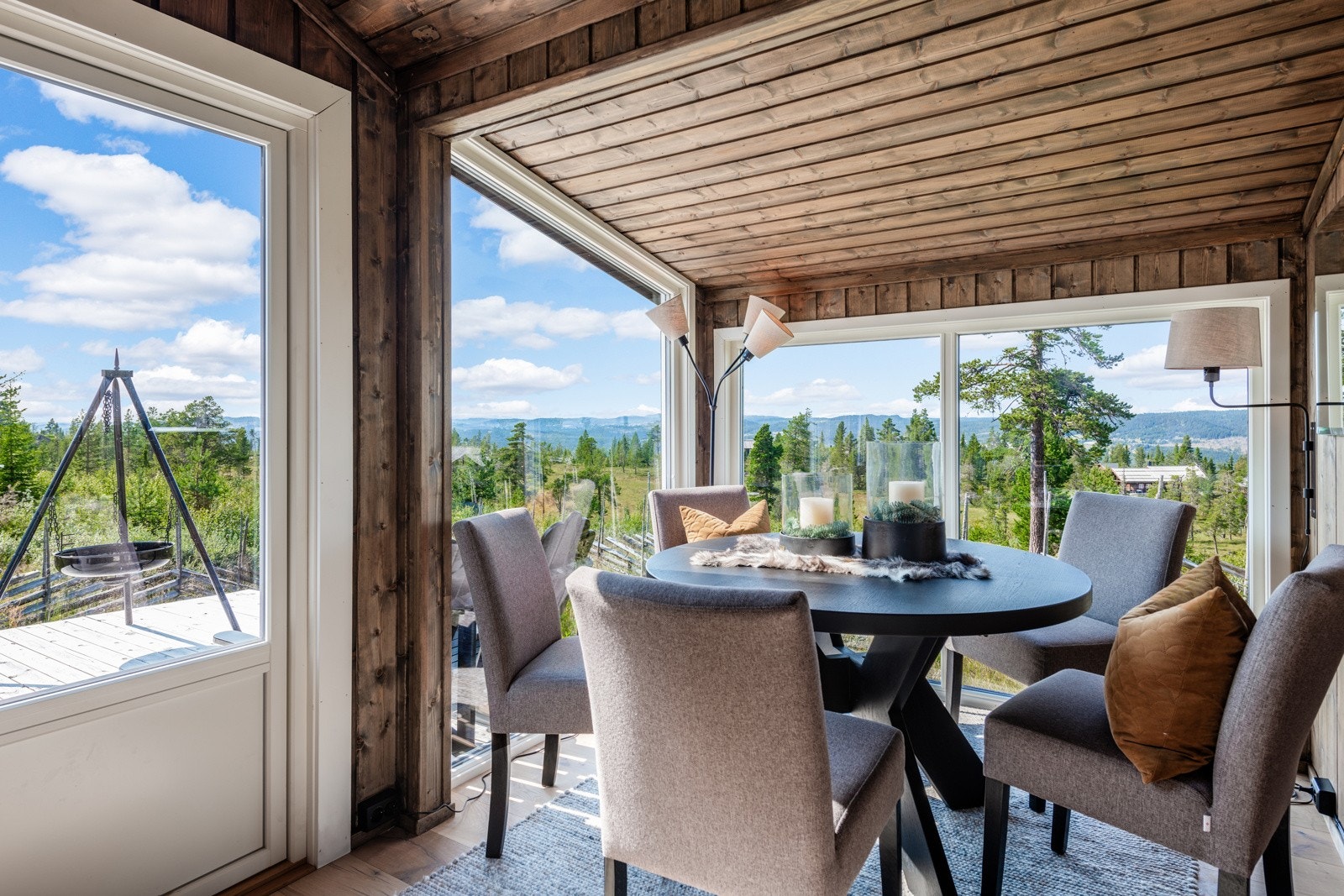 Her kan man nyte utsikten mens man nyter et godt måltid Galleribilde