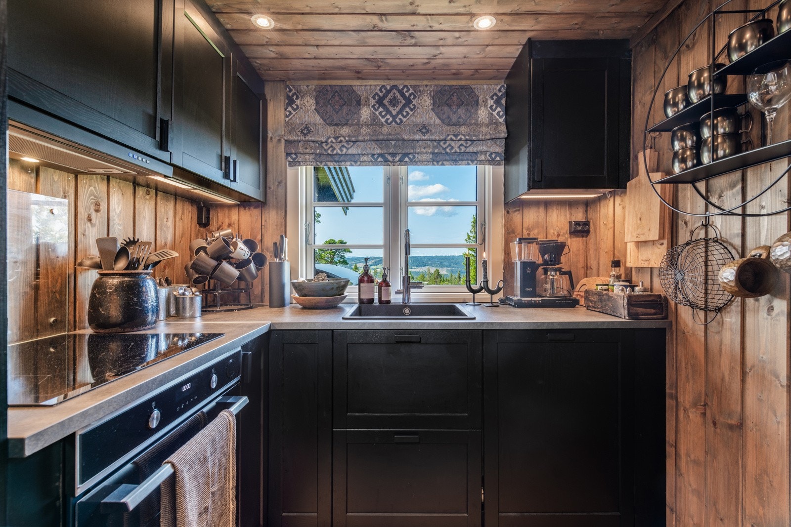 Integrerte hvitevarer som kombiskap, stekeovn, platetopp og oppvaskmaskin Galleribilde