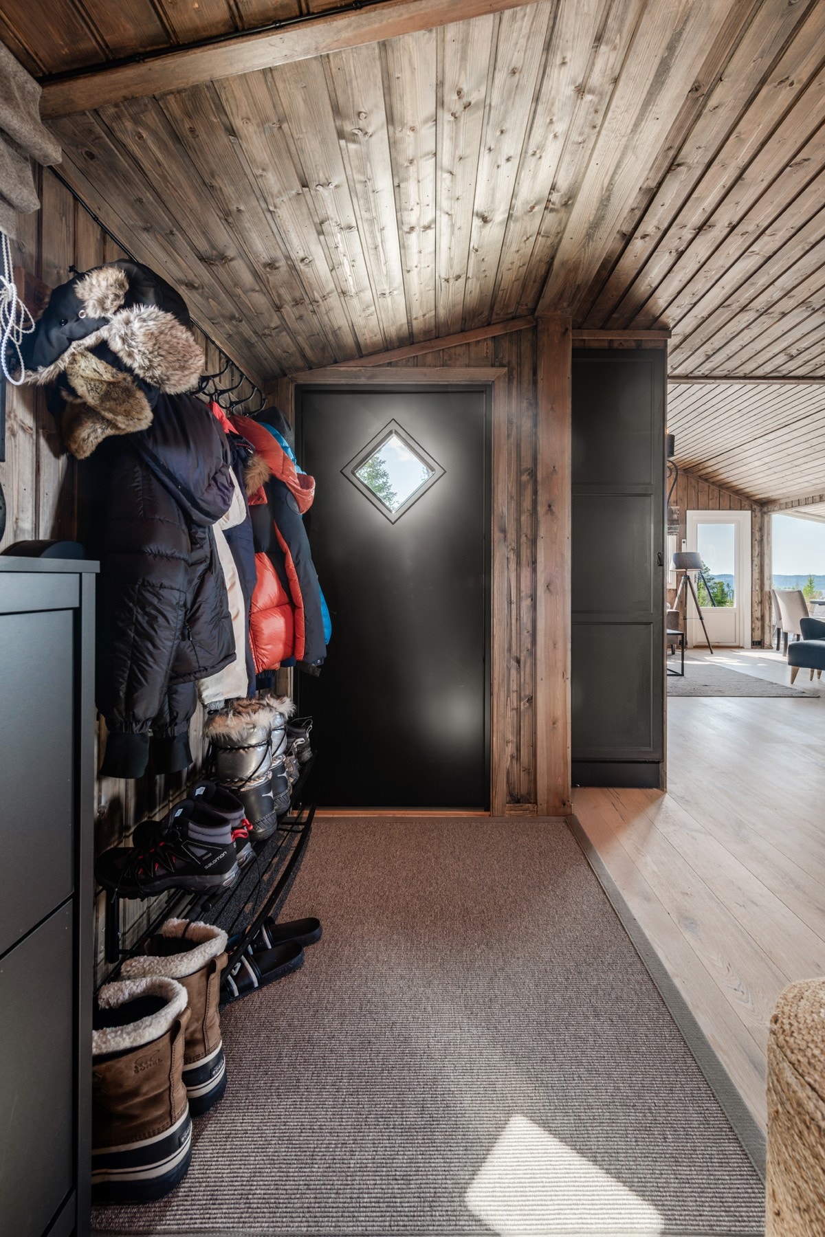 Inngangsparti med plass til å henge fra seg yttertøyet Galleribilde