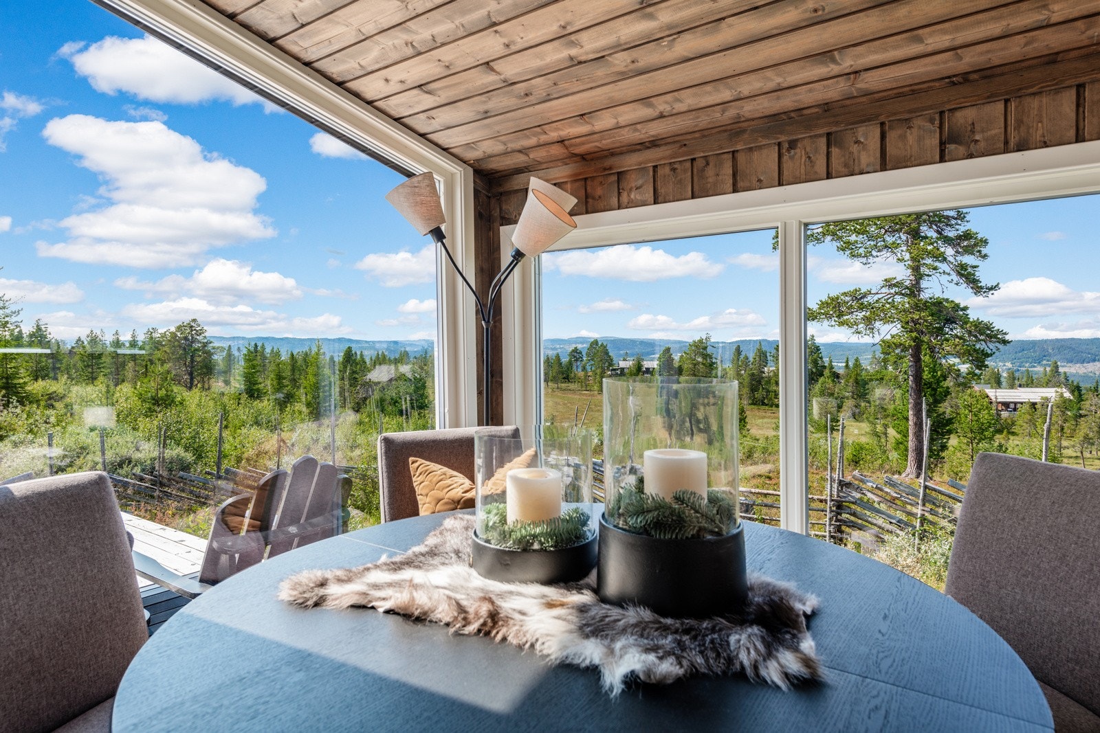 Masse store vinduer gir fint lys inn i hytta Galleribilde