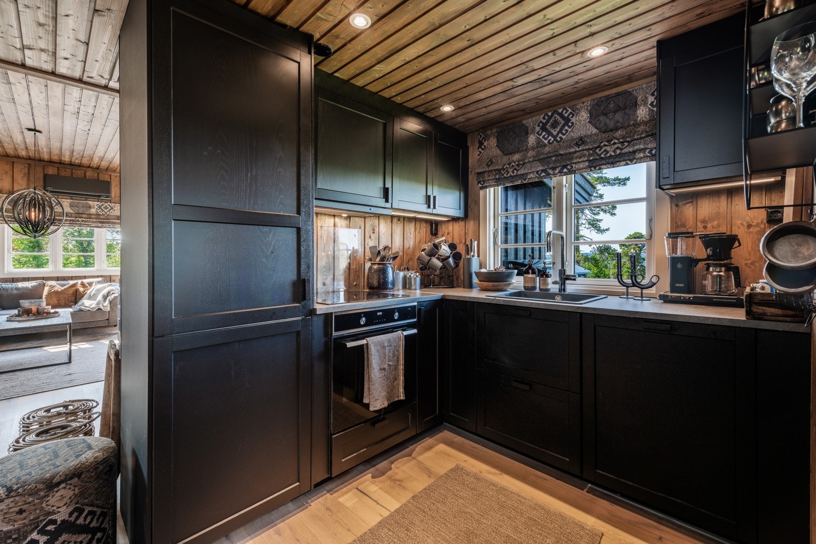 Ny kjøkkeninnredning i mørk og fin farge. Galleribilde