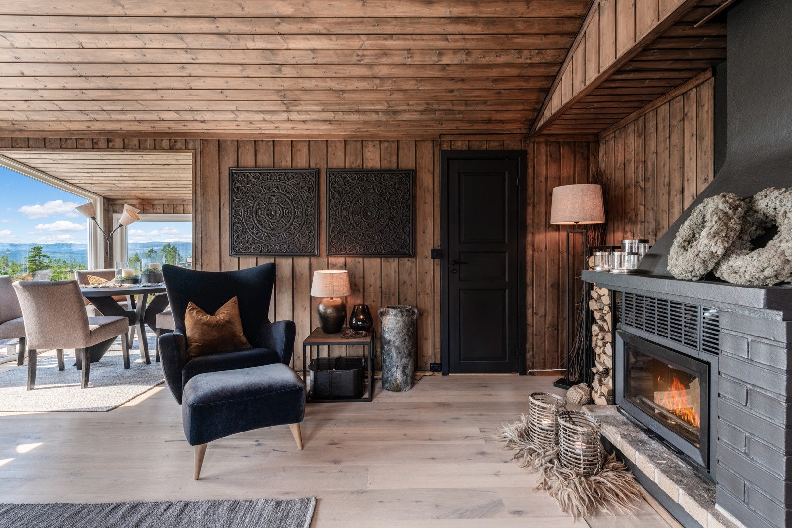 Ny og fin peis som gir god varme i hele hytten Galleribilde