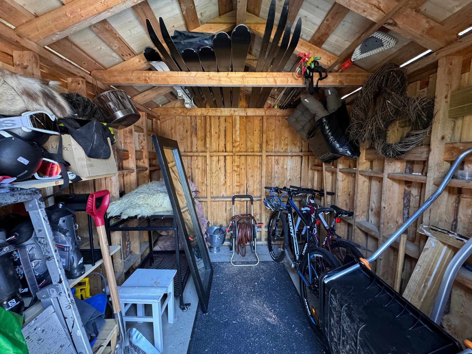 Uthus som passer perfekt til lagring av utstyr og diverse. Galleribilde