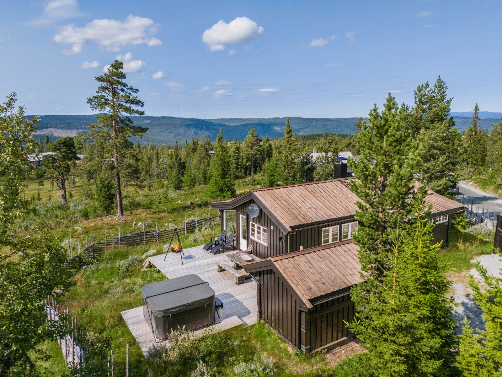 Nydelig utsikt mot bla Ålingsfjella, Hemsedalsfjella og Hallingskarvet. Galleribilde