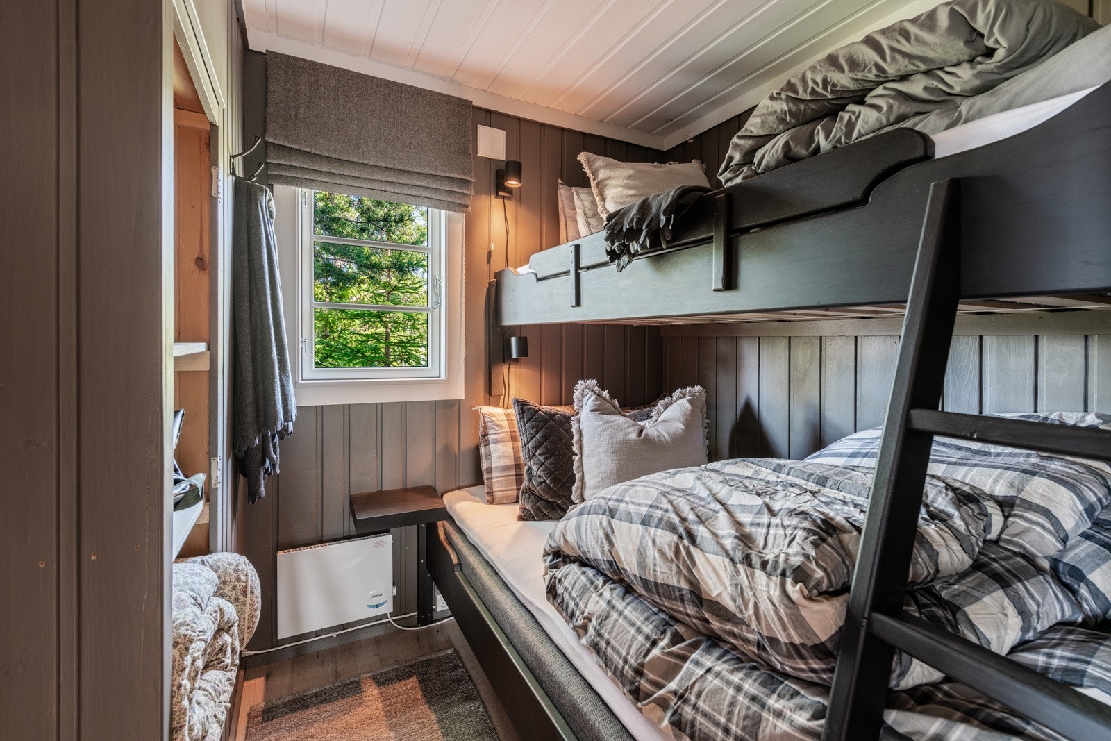 Soverom 1 med køyeseng og skapplass Galleribilde