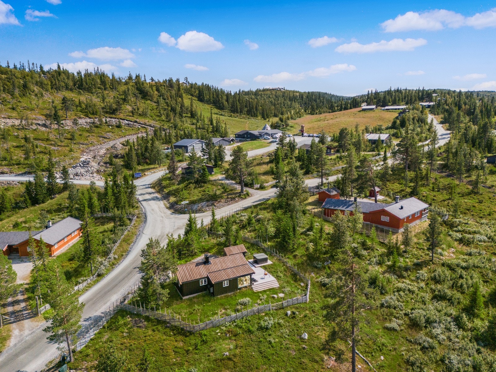 Tur - og sykkelstiene starter rett utenfor hyttedøren. Galleribilde